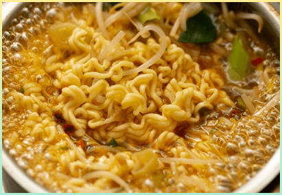 라면이 맛있게 끓고 있는 사진
