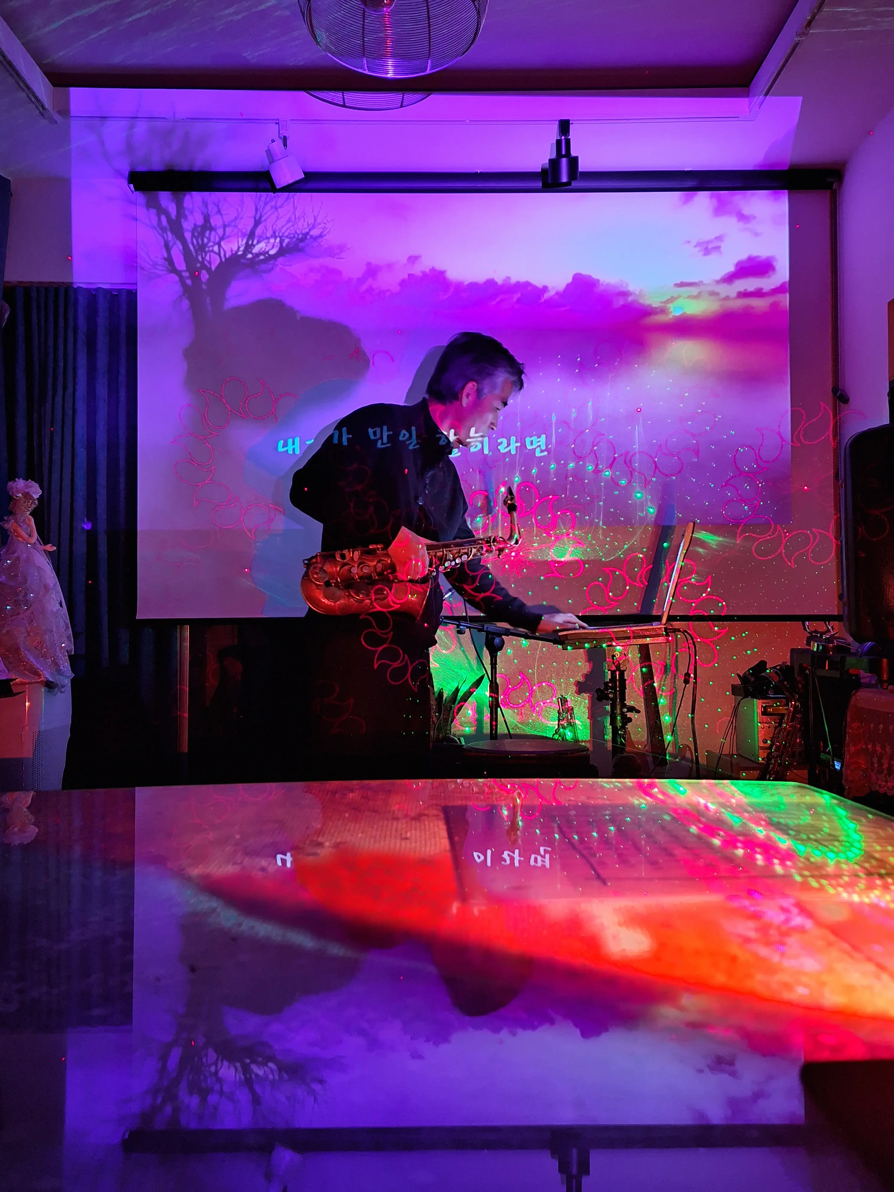 롱톤연습을 마치고 곡 반주기를 켜는 모습