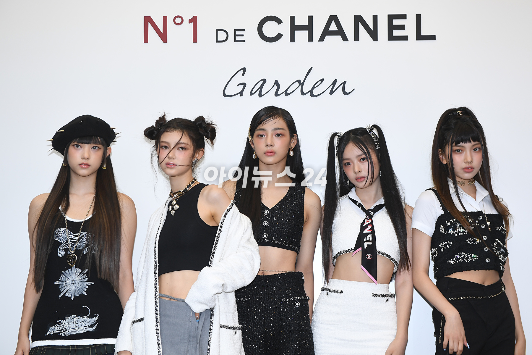 그룹 뉴진스(왼쪽부터 해린, 다니엘, 민지, 하니, 혜인)가 2일 오후 서울 성동구 성수동에서 진행된 샤넬 뷰티 N&deg;1 DE CHANEL GARDEN 오픈 기념 포토행사에 참석하고 있다. [사진=정소희 기자]