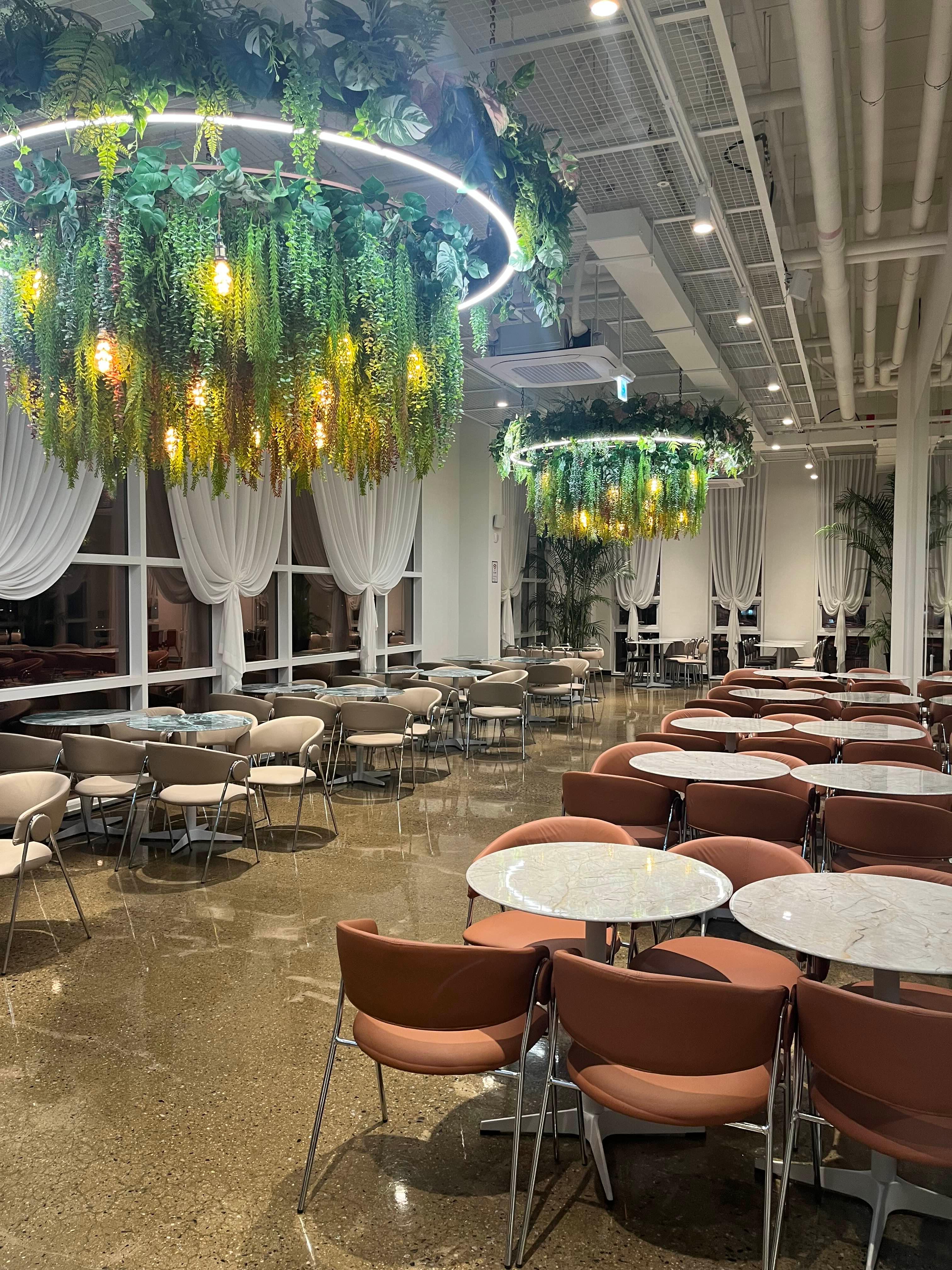 용인 포레스트아웃팅스 카페 내부 인테리어와 여유로운 좌석 배치