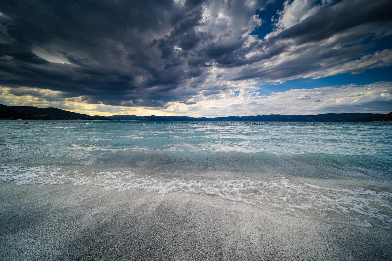 먹구름이 있는 해변 사진