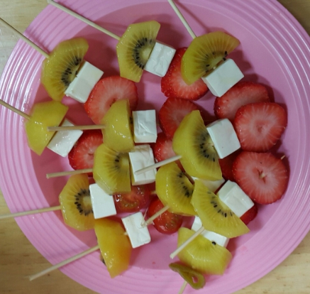 아이들을 위한 여름철 놀이-과일 꼬치