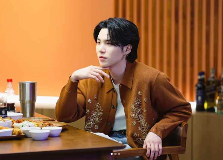 BTS 슈가 앉아있는 사진