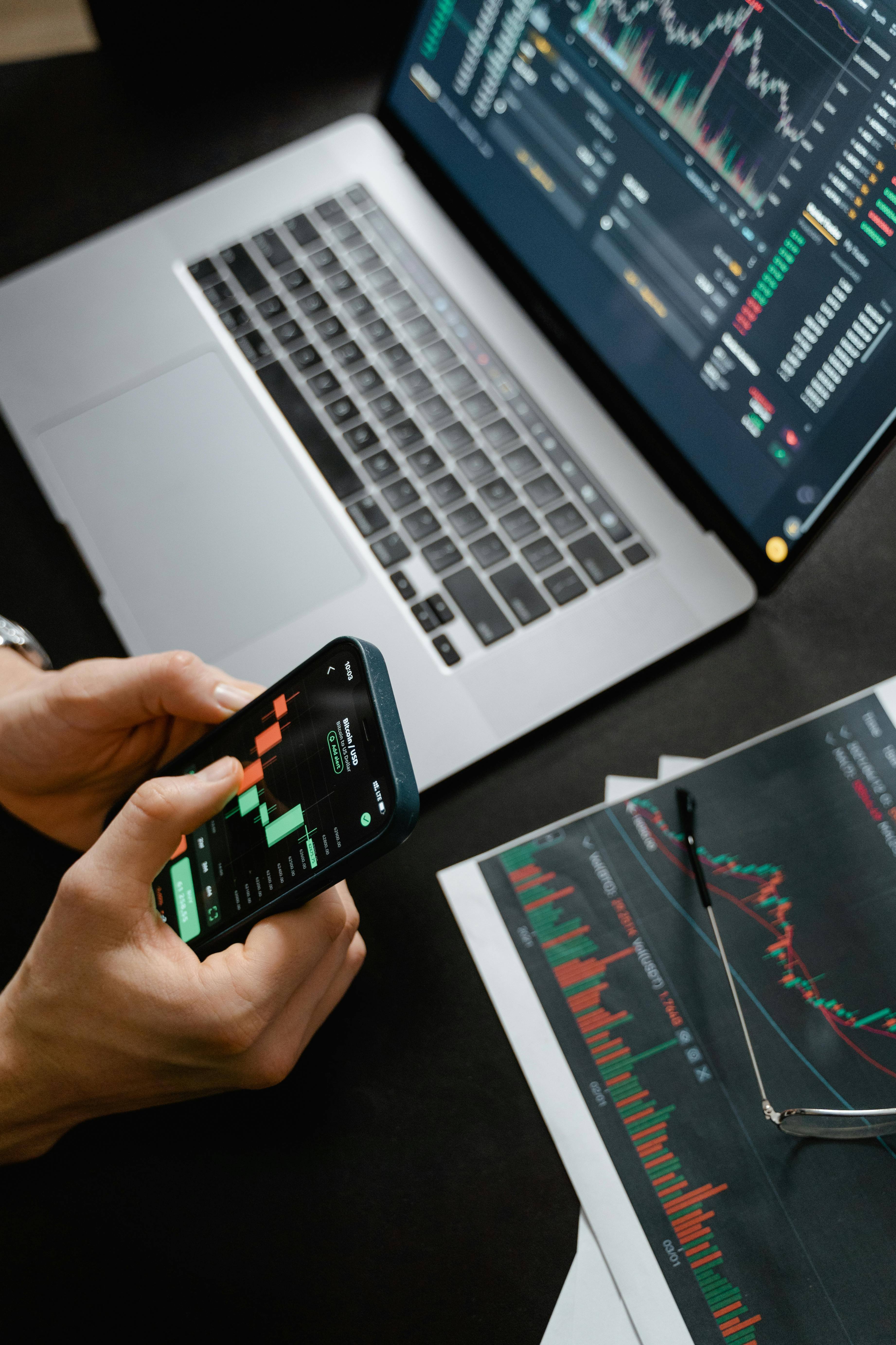 모바일 앱으로 금융 그래프 보는 모습