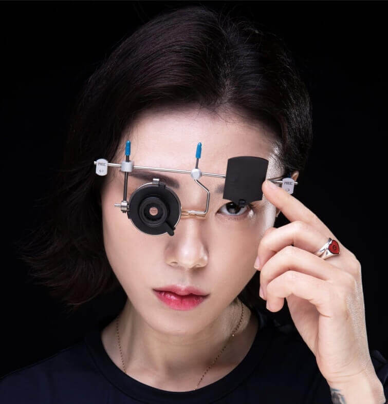 사격용 안경을 쓰고 정면을 바라보는 김예지 선수