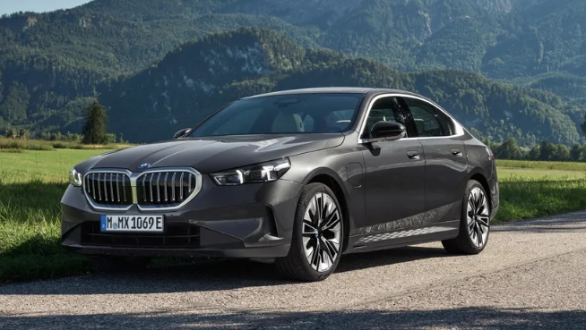 BMW 5시리즈 솔직 독설: "AS는 한숨 나오지만, 핸들을 잡으면 용서되는 이유"