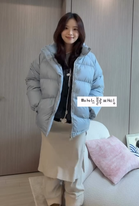 가볍고 따뜻한 출근룩 패딩 로라로라 