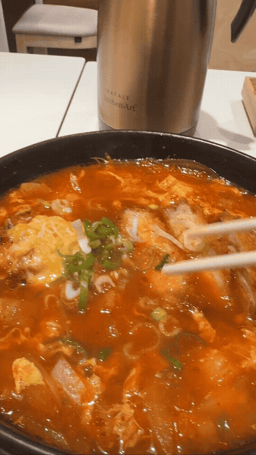 서현 카레공방 김치나베 돈가스, 국내산 제주 돈가스로 만든 돈가스가 얼큰한 김치찌개 국물에 푹 잠긴 모습