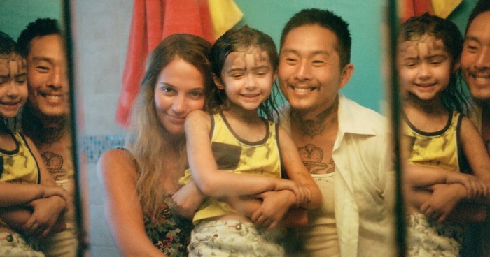 가족이 함께 거울을 보고 있는 모습