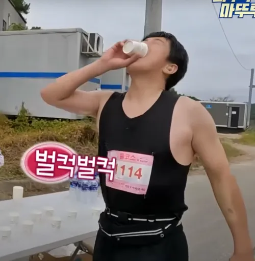 초보 마라토너를 위한 수분 섭취 권장법에 대한 소개를 위한 이미지