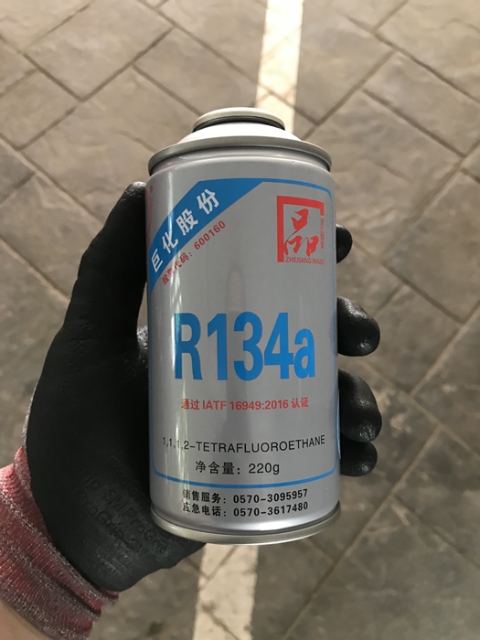 자동차 에어컨 R134a 냉매 캔을 손에 들고 있는 모습 – 셀프 충전용 220g 규격 제품