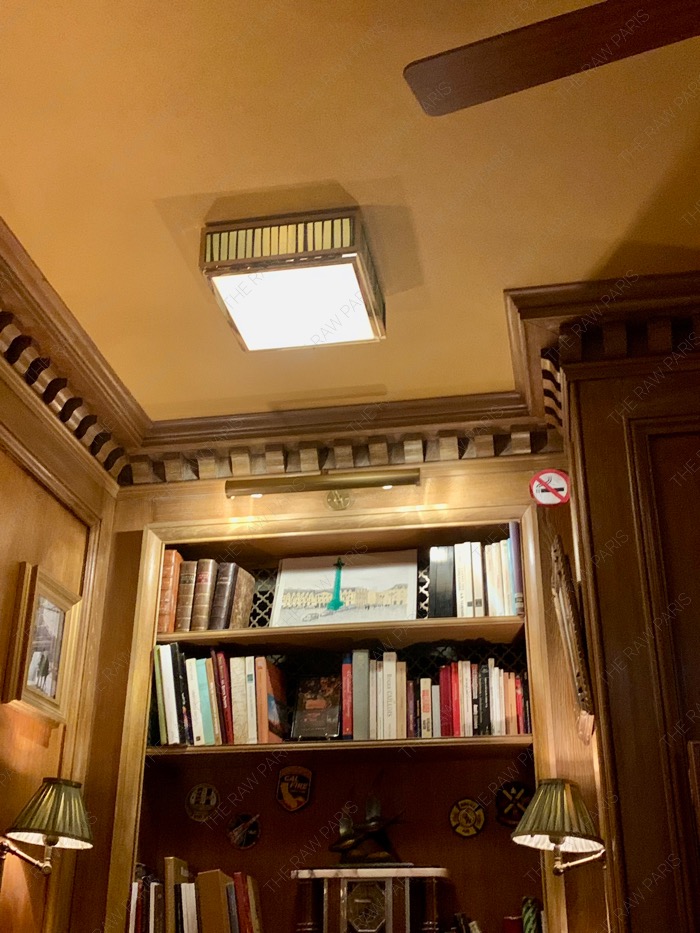Bar Hemingway Ritz Paris interior bookshelf warm lighting classic bar atmosphere Paris