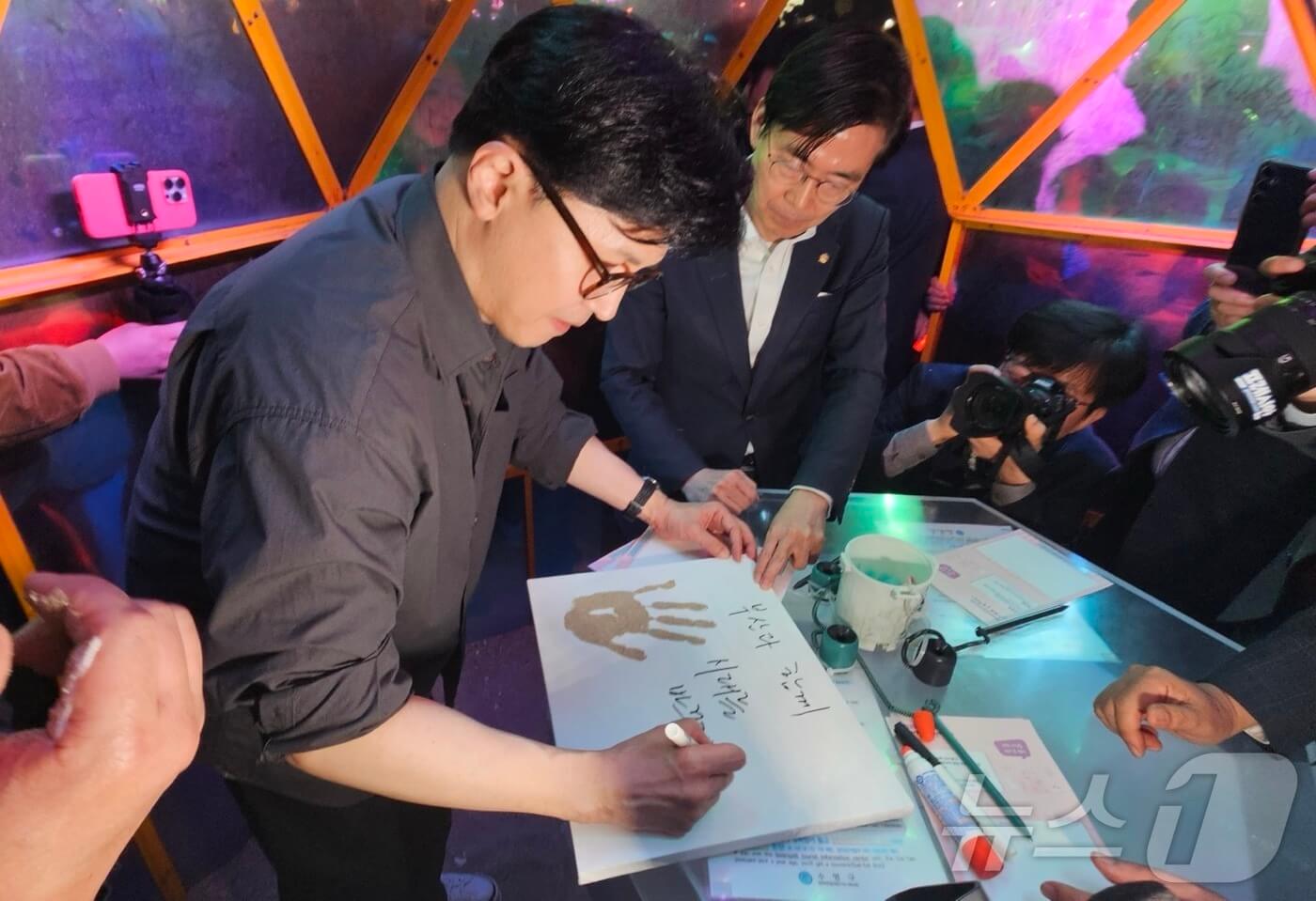 부산방문으로 &lsquo;해피워크&rsquo; 시작한 한동훈, &ldquo;승리는 여기서부터&rdquo;