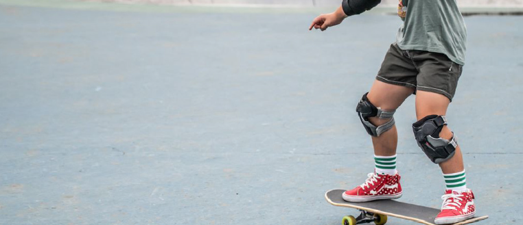 스케이트 보드를 타는 아이