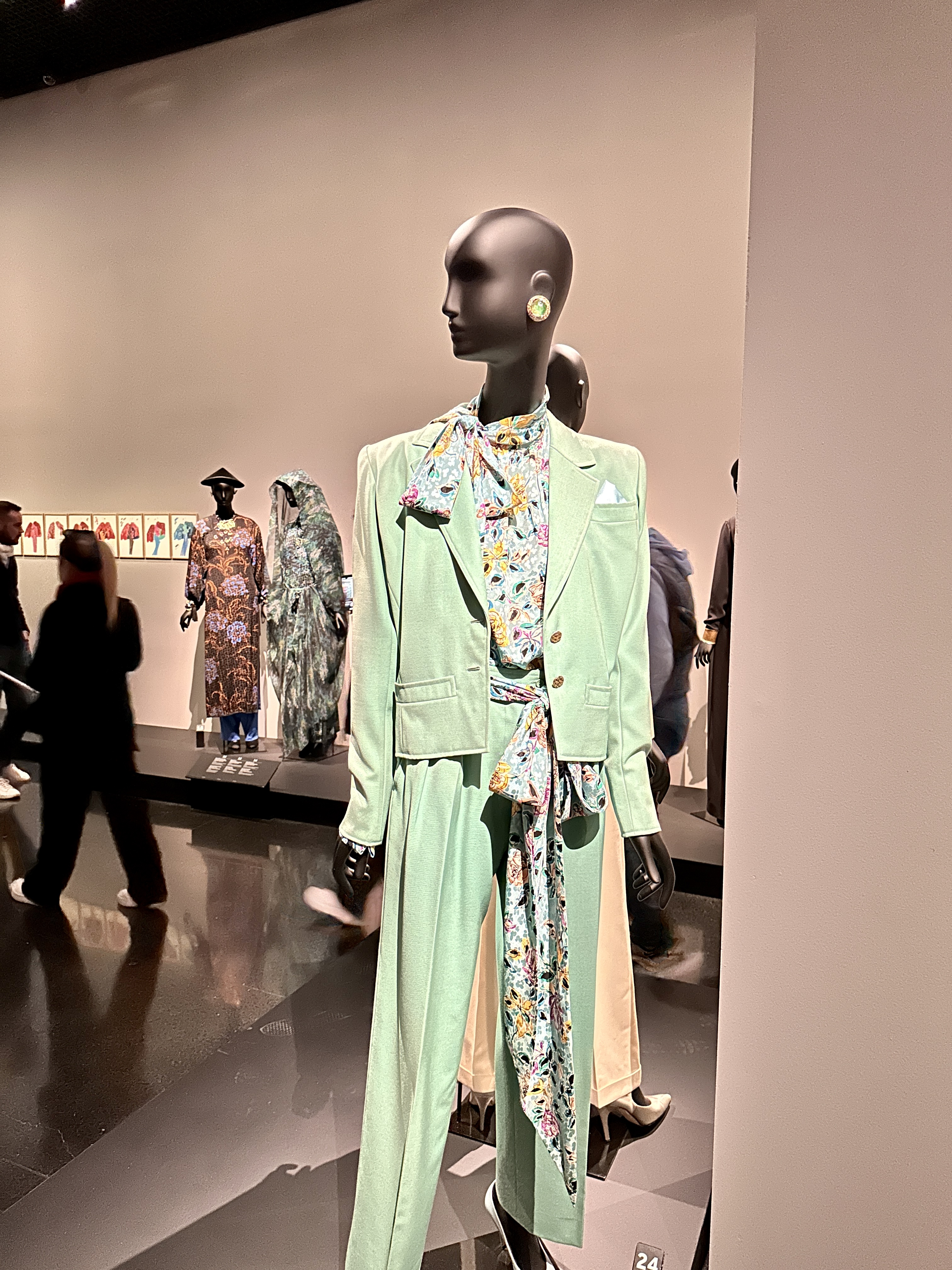 입생로랑 디자인 옷 북아프리카