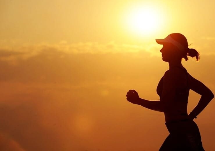 석양에-모자를-쓰고-달리는-여자