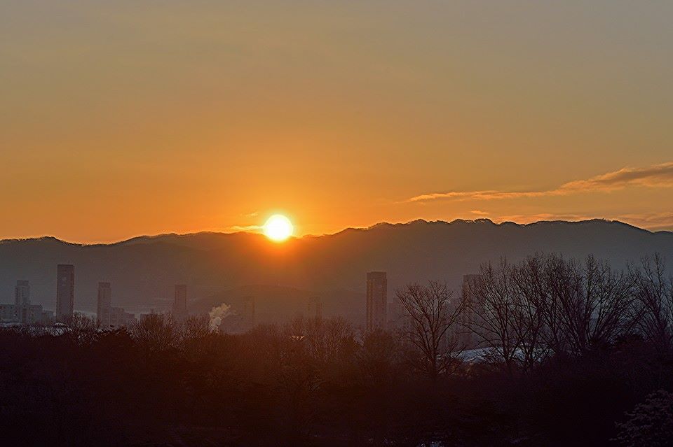 서울 올림픽공원 망월봉 해돋이와 가족 단위 방문객