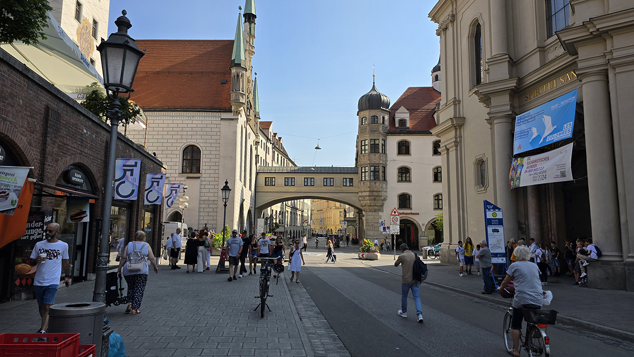 마리엔 광장을 벗어나