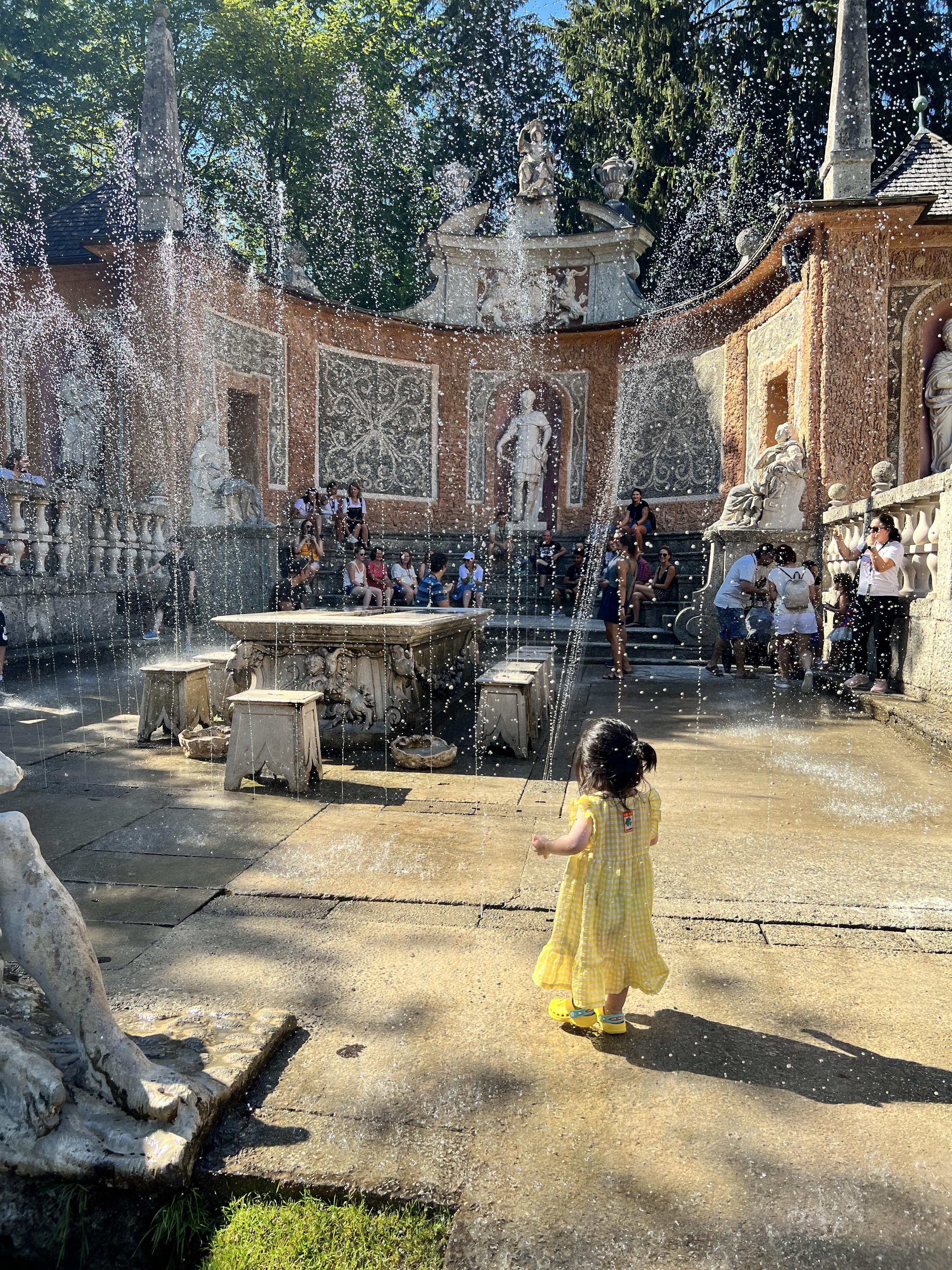 잘츠부르크의 헬브룬 궁전과 분수 정원