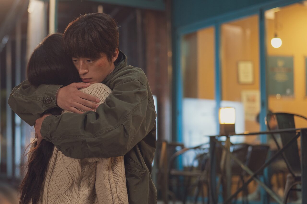 영화 만약에 우리 속 문가영을 꼭 끌어안고 있는 구교환