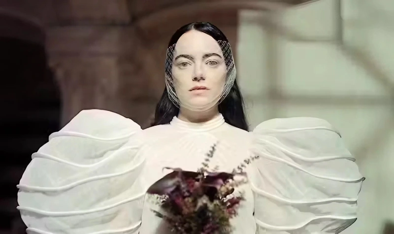 가여운 것들에서 흰 드레스를 입은 엠마 스톤