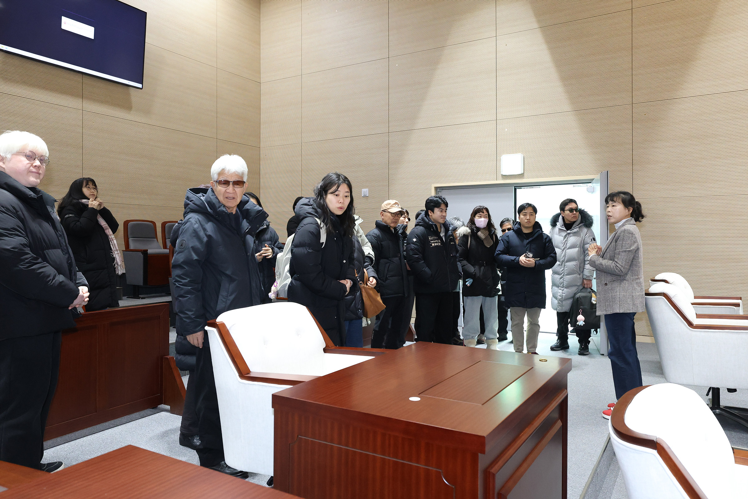 본회의장을 둘러보는 모습