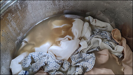 베개커버에서 기름때가 빠져나온 모습