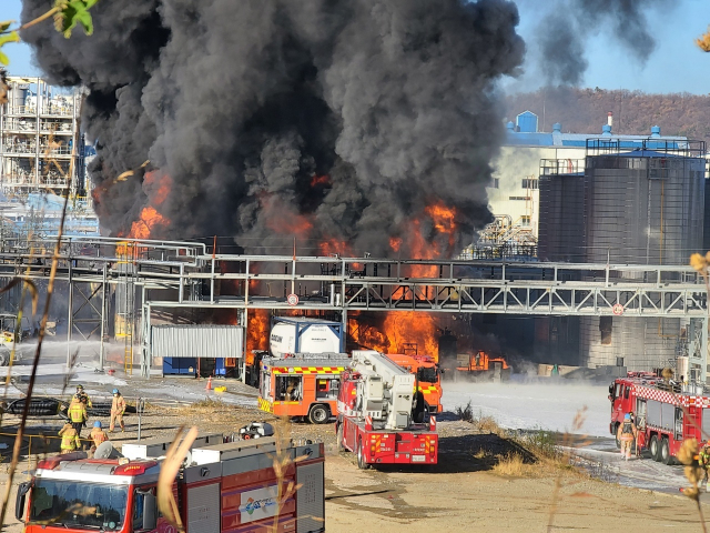 화재현장-소방차진압중인-모습