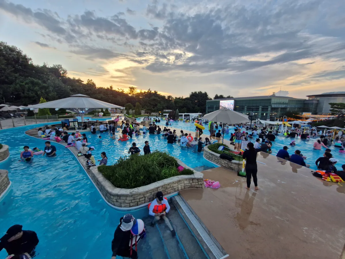 2층-수영장-전체-모습