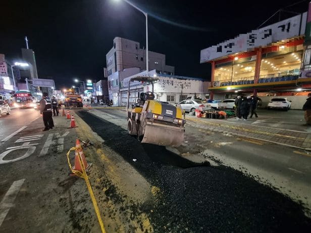 도로포장 공사장 롤러 운전자 실수로 작업자 3명 사망