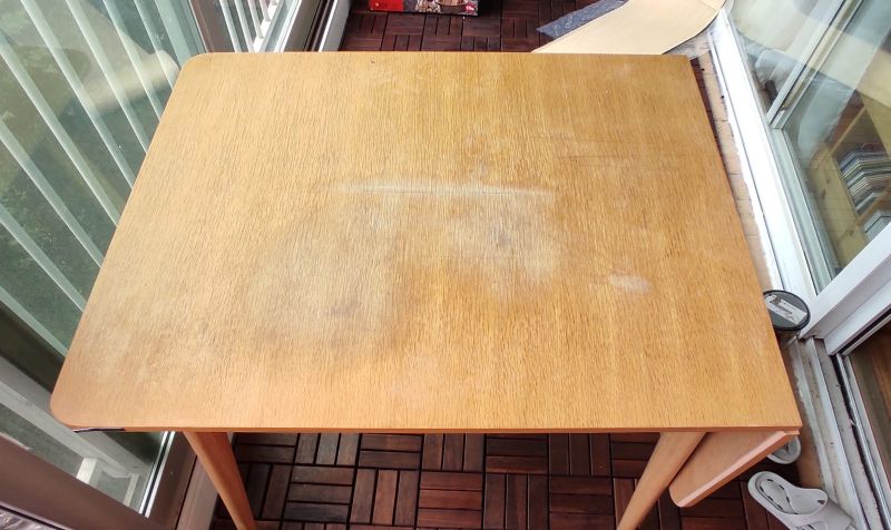 사포질로인해 얼룩진 테이블상판