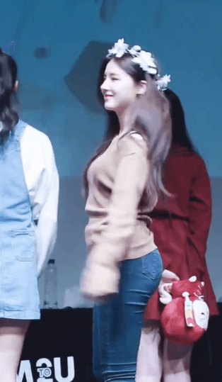 모모랜드-낸시-아이돌-몸매-가슴-가슴골-슴골-섹시-허리-골반-엉덩이-엉밑-엉밑살-허벅지-momoland-nancy-idol-kpop-boobs-cleavage-sexy-butt-thighs