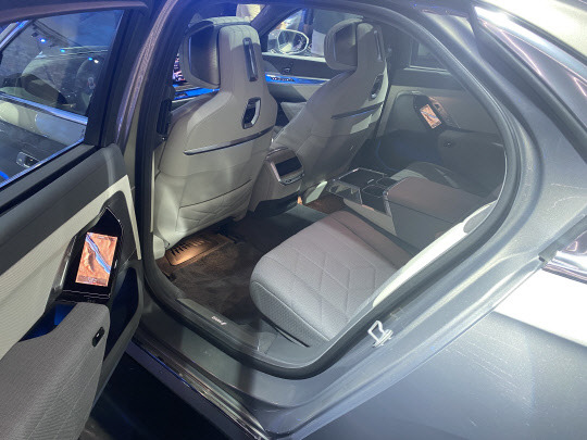 BMW i7