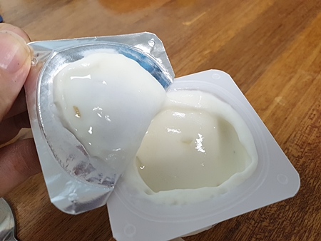 요플레 뚜껑 열기