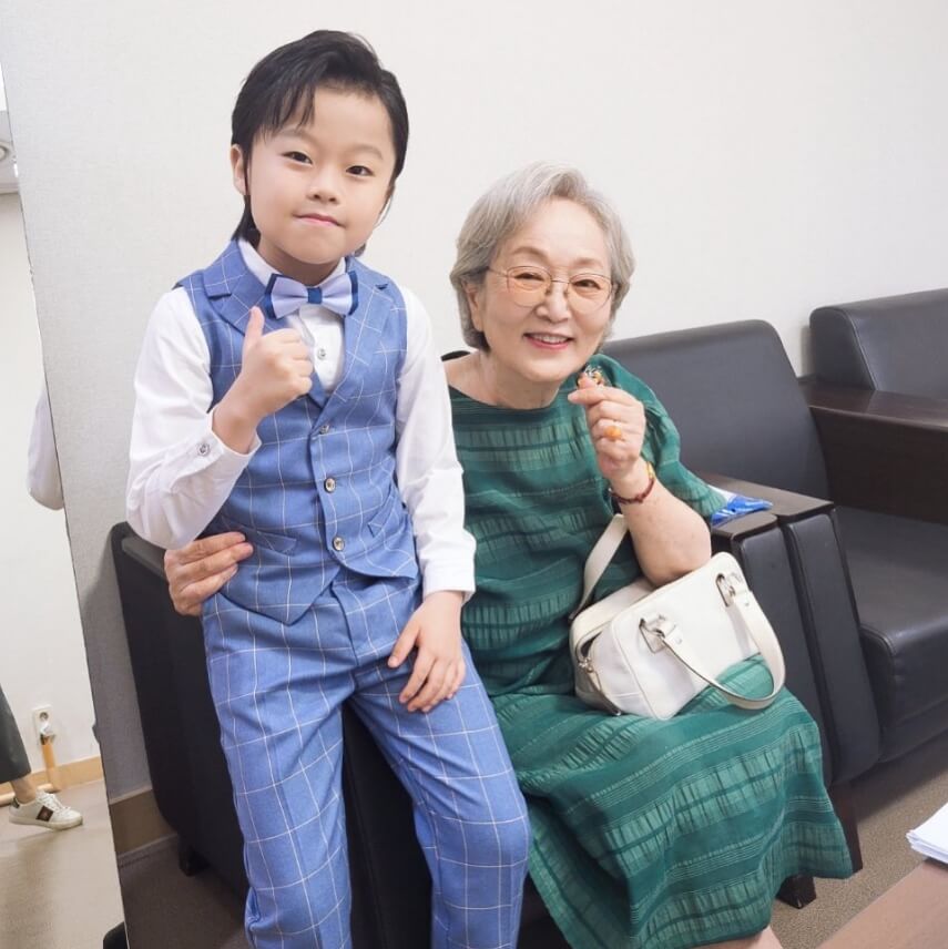 할머니와어린아이의모습