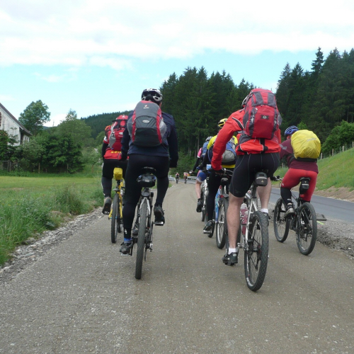 선배와 함께 라이딩하며 페이스를 조절하는 라이더의 모습