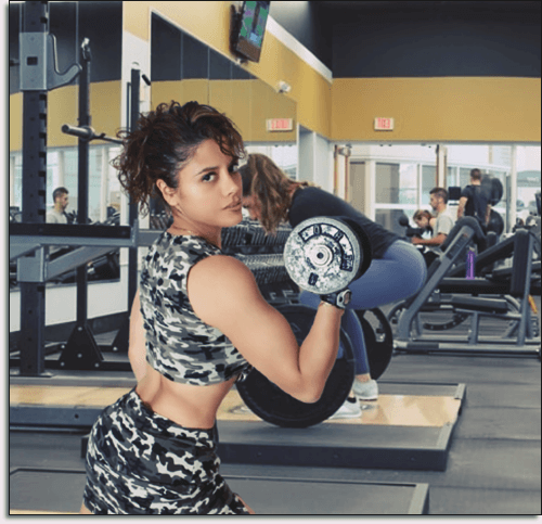 근육 운동 중인 여성