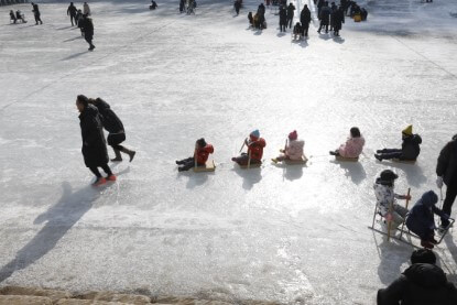 안동 암산얼음축제, 썰매, 빙어낚시, 송어잡기, 자연 그대로의 아름다움을 간직한 안동 암산에서 개최되었습니다.