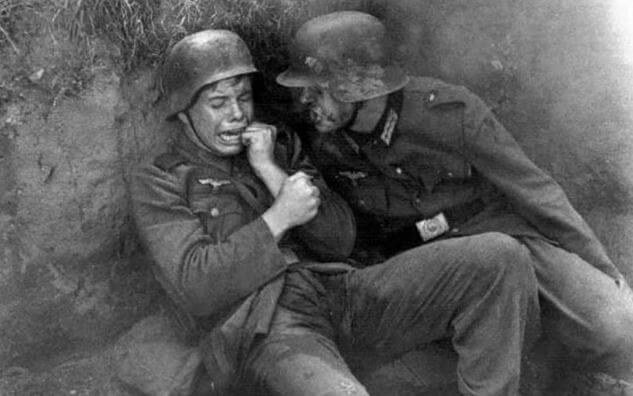 전쟁터에서 왼쪽 군인이 울고있고, 오른쪽 군인 고함지르고 있는 사진