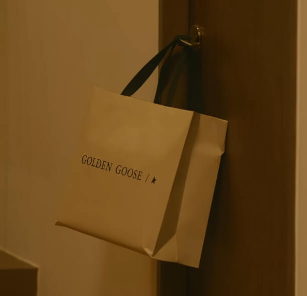 이나의 방문에 걸려있는 선물