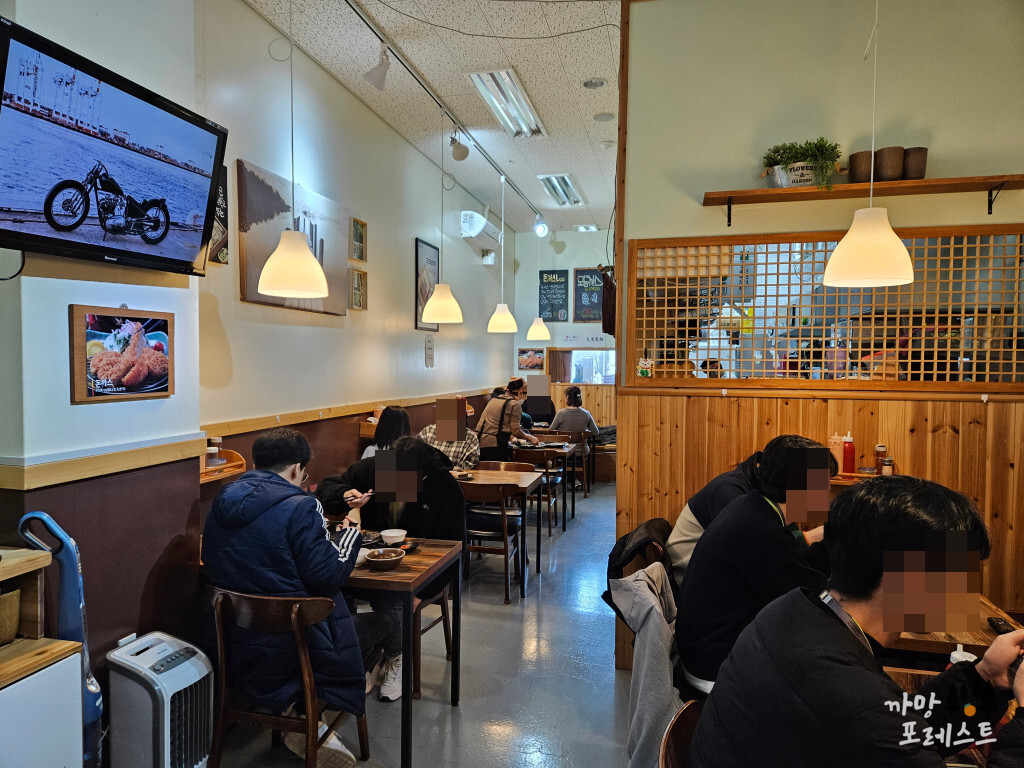 석우동 돈가스리 매장 내부
