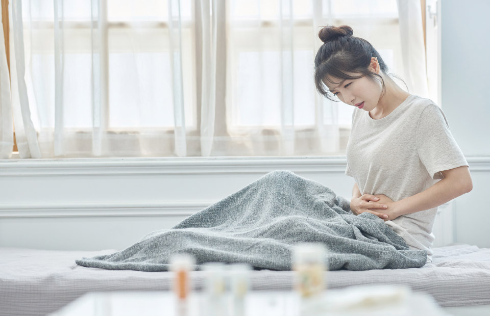 아침에 일어나 배가 아픈 여자