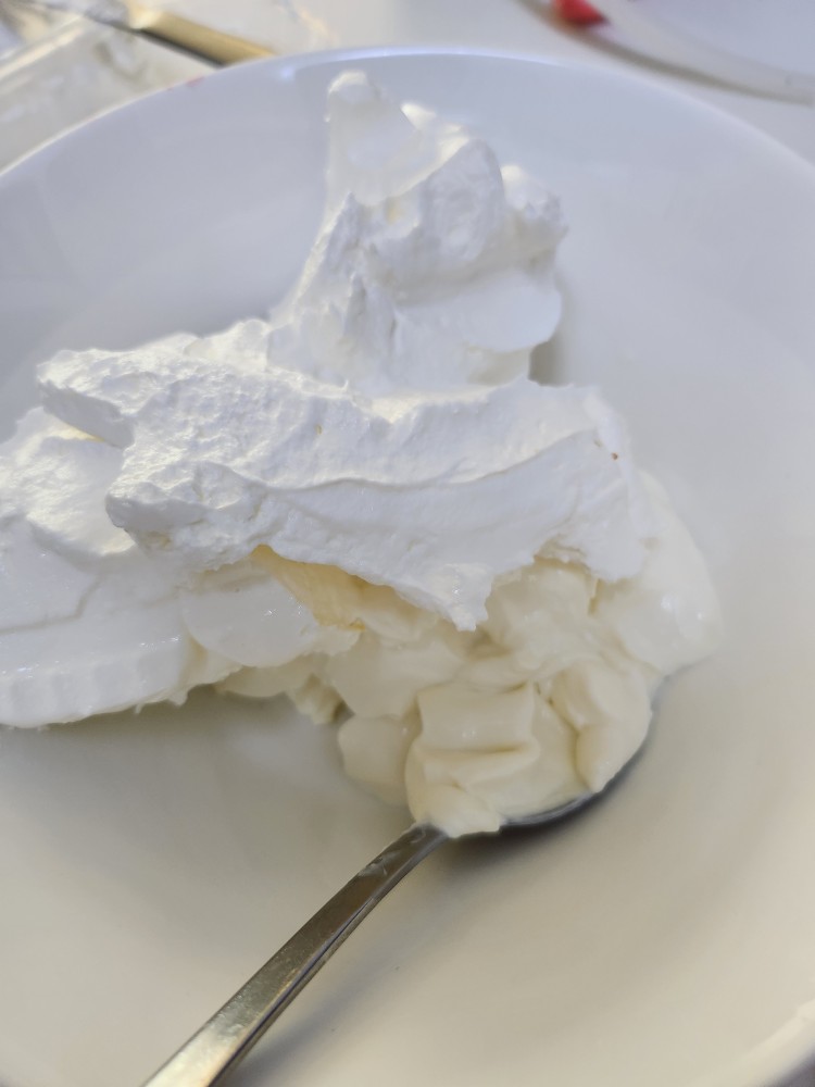 시판 생크림과 크림치즈&amp;#44; 메이플 시럽을 섞는다.