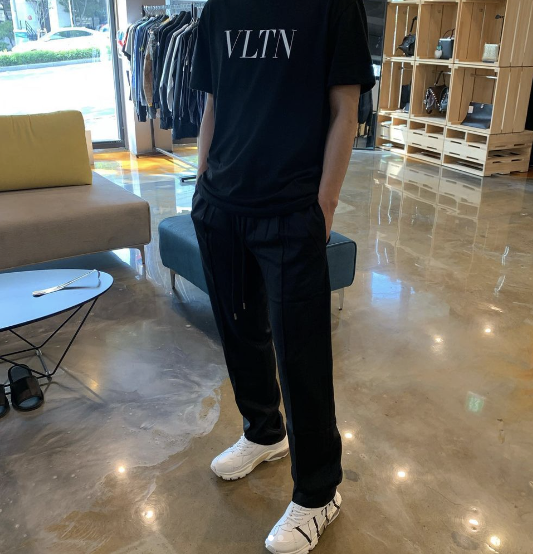 발렌티노 바운스 스니커즈 신발을 착용한 코디