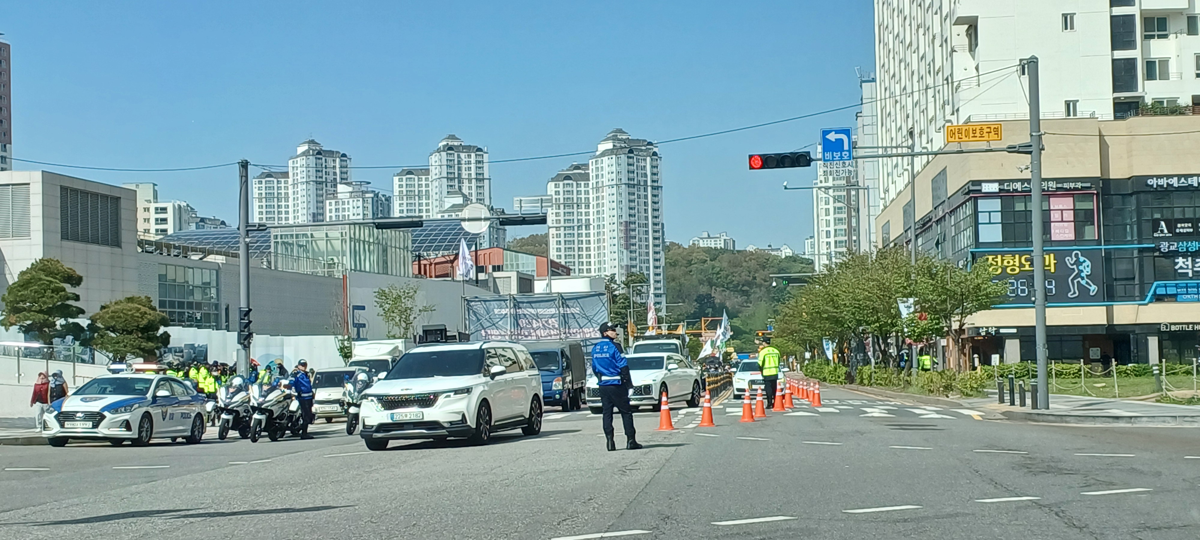 경기도청앞-차도를-막고-있어-경찰들이-차량이동하는-모습