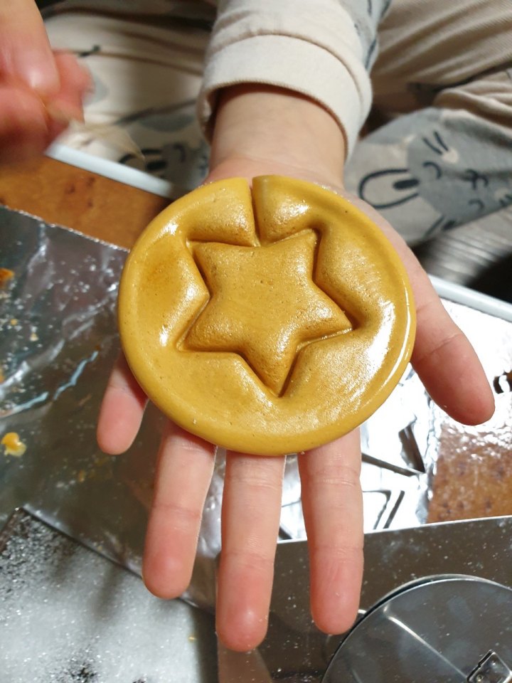 손위에-올려진-달고나별모양