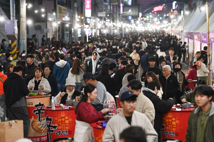 구미라면축제 거리 모습(지난 축제)