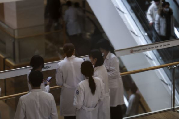 '빅5' 병원 소속의 한 교수가 익명의 힘을 빌려 정부의 의대 증원 정책과 관련해 부정적인 생각을 밝혔다. 사진은 전공의 업무중단이 이어지고 있는 지난 23일 서울의 한 대학병원에서 의료진들이 대화를 나누고 있다. [사진=뉴시스]