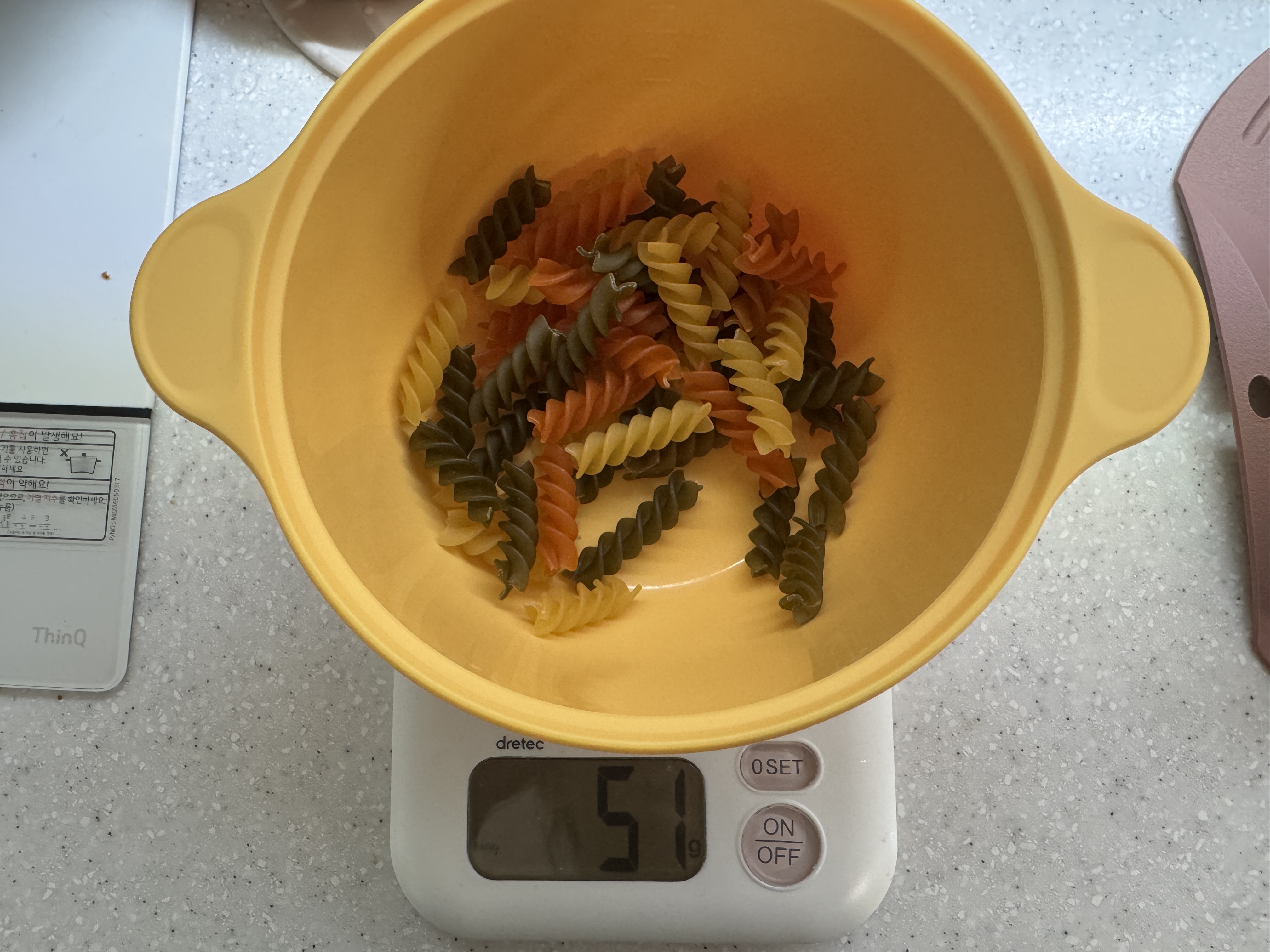 아기용 푸실리 파스타 50g 계량한 모습 (무게 측정 중)