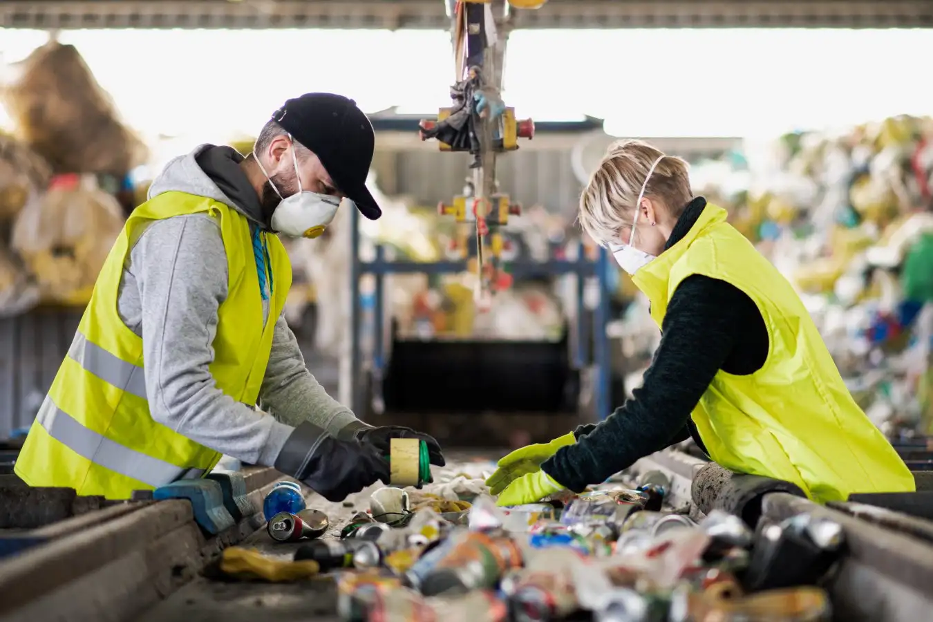엔지니어가 첨단 재활용 기술로 플라스틱 폐기물을 처리하는 방법